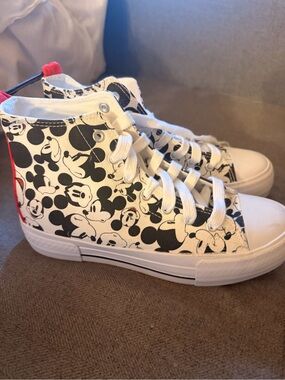 Disney Mickey Mouse hightop sneakers, kids size 8, new with tags.